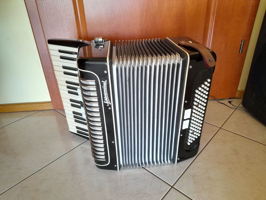 Akordeon 80 basowy z walizką