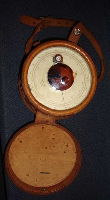 Cronómetro da Marinha antigo com respectivo estojo