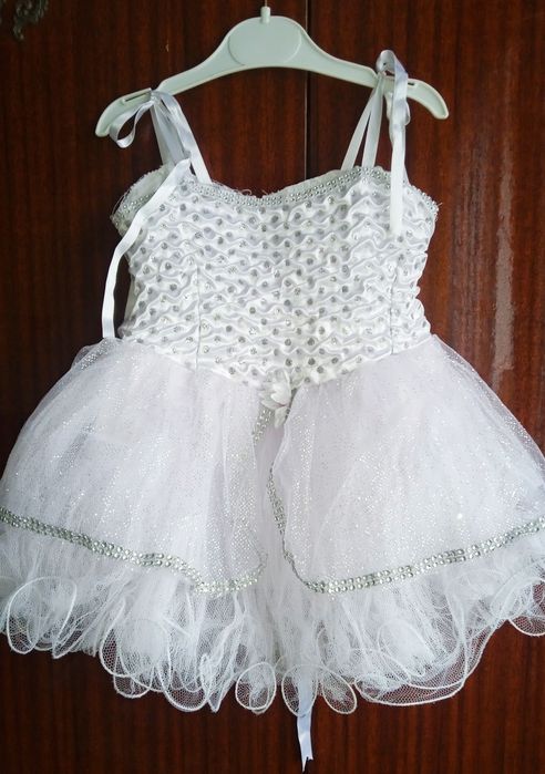 Святкова сукня і шубка на 3-4,5 рочки.