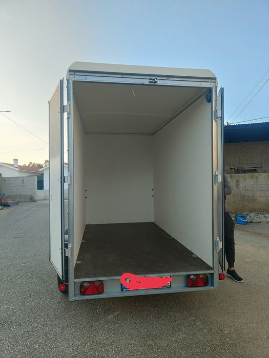 Atrelado de carga fechado