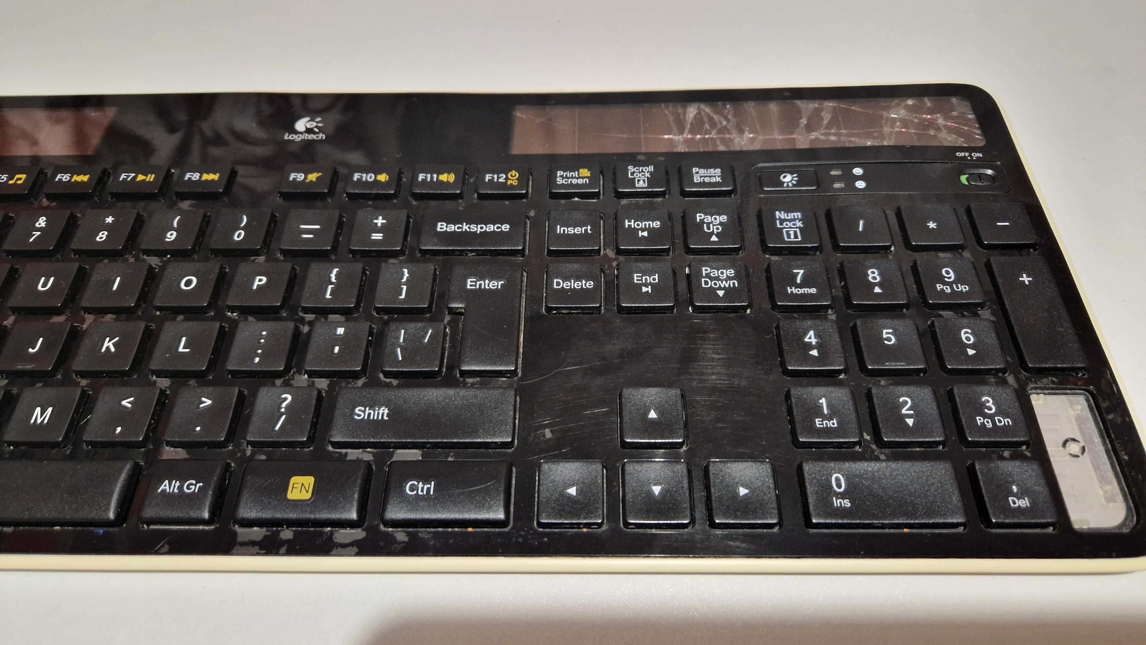 Безпровідна клавіатура Logitech K750 на сонячних батареях запчастини