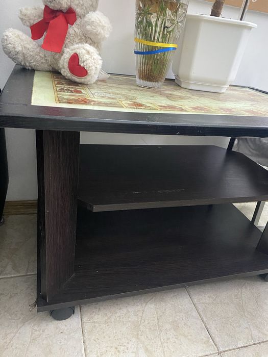 Продам стіл і два офісні стільці.