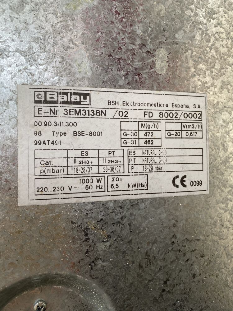 Placa de cozinha a gás com uma boca electrica