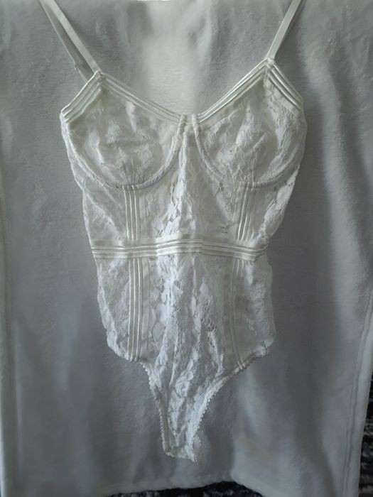 Śliczne białe body 40