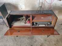 Móvel gira discos  com amplificador