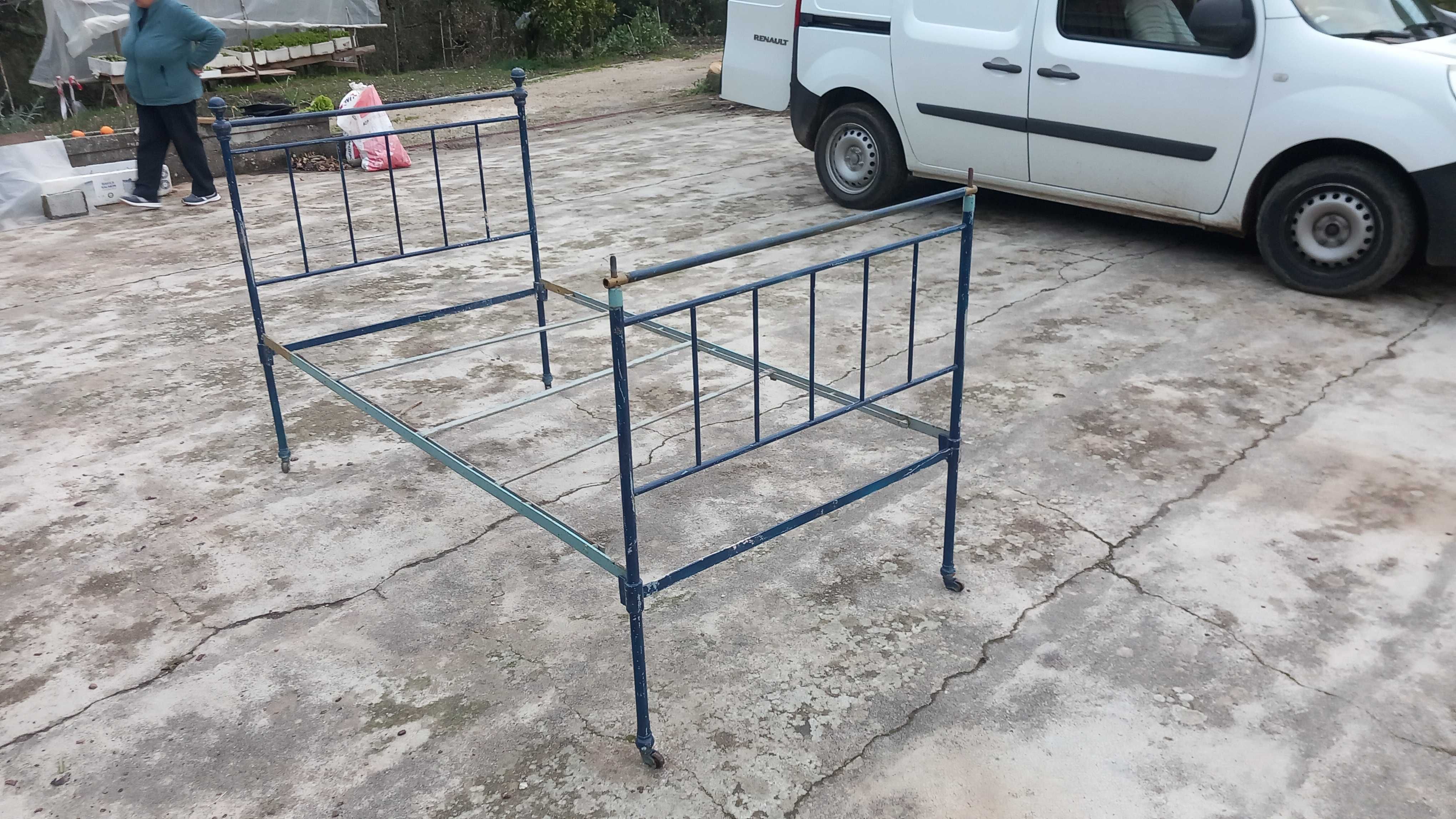 Cama antiga em ferro