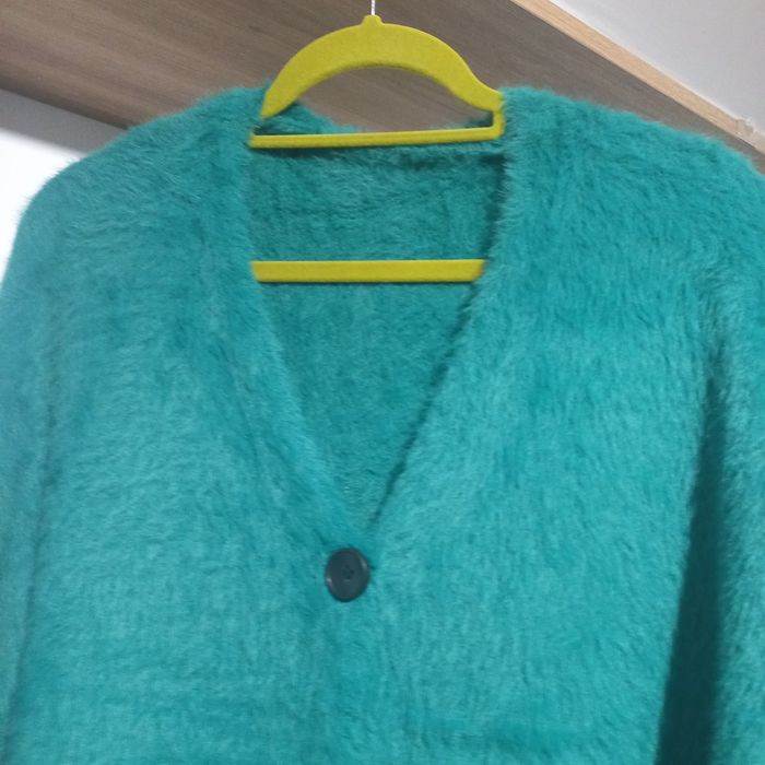 Długi swetr z alpaki.