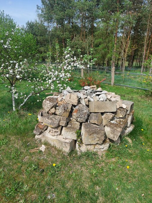 gruz, kamienie, cegły, kawałki betonu