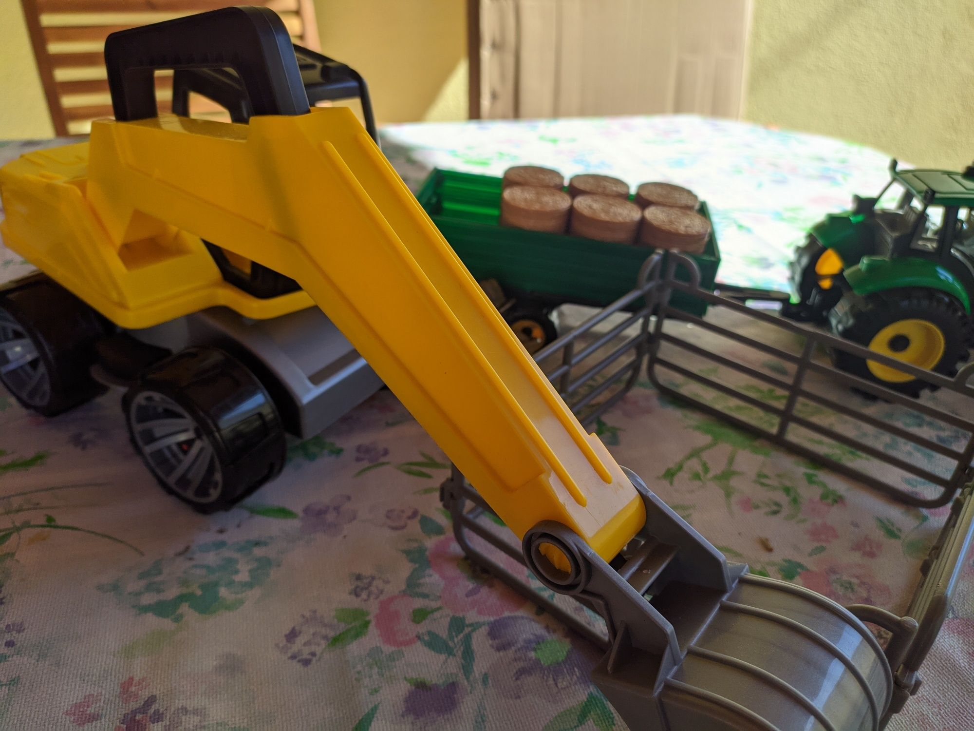Brinquedo retroescavadora + tractor+ acessórios