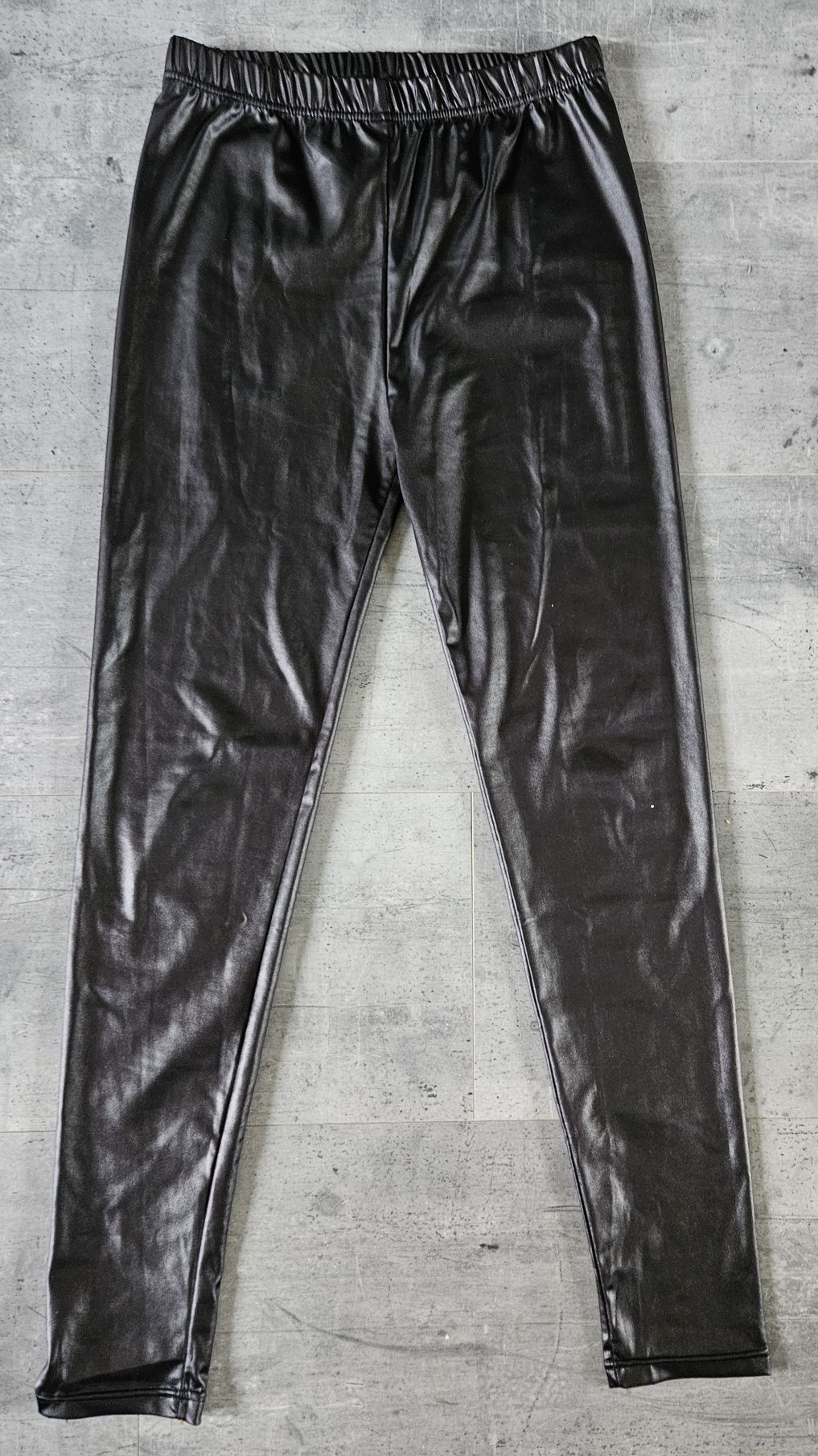 Czarne woskowane legginsy m