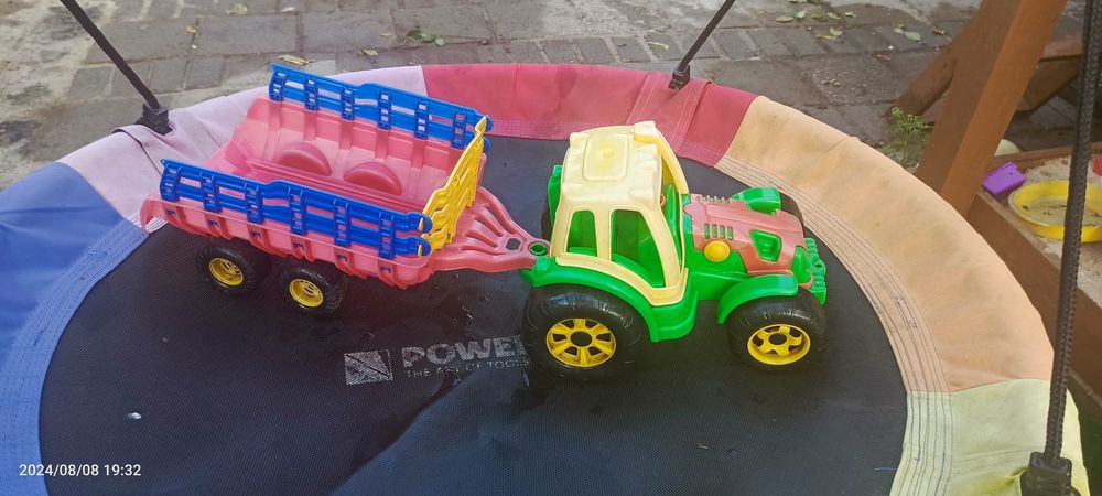 Traktor z przyczepą do piaskownicy