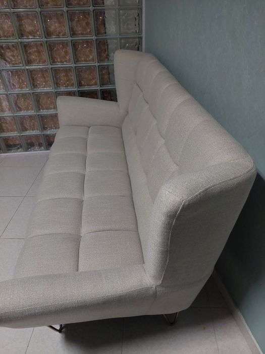 Lindíssimo sofá de três lugares como novo.