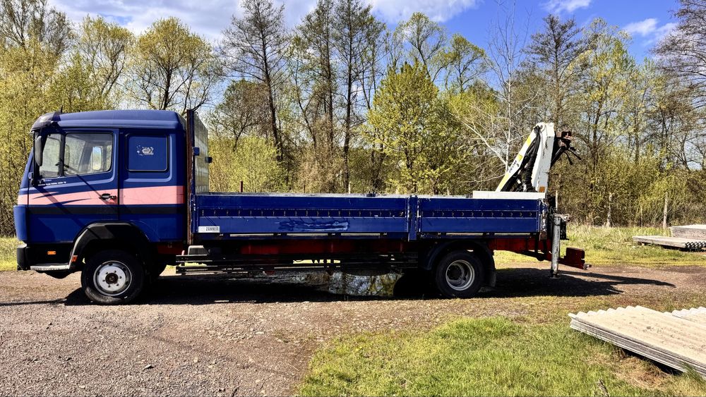 Автомобіль з краном маніпулятором