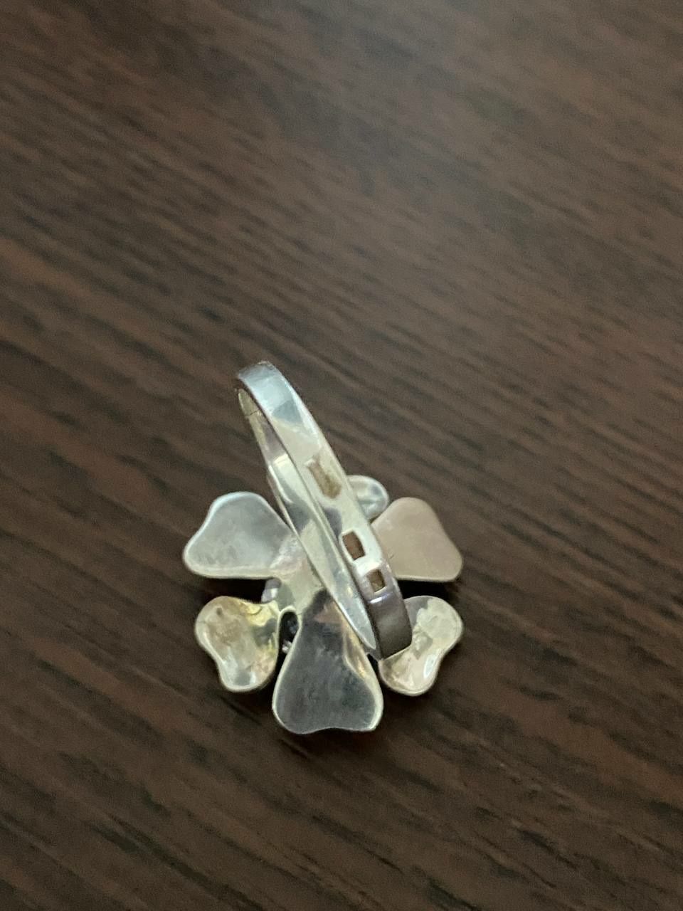 Каблучка срібна квітка з фіанітом, 18,5 розмір