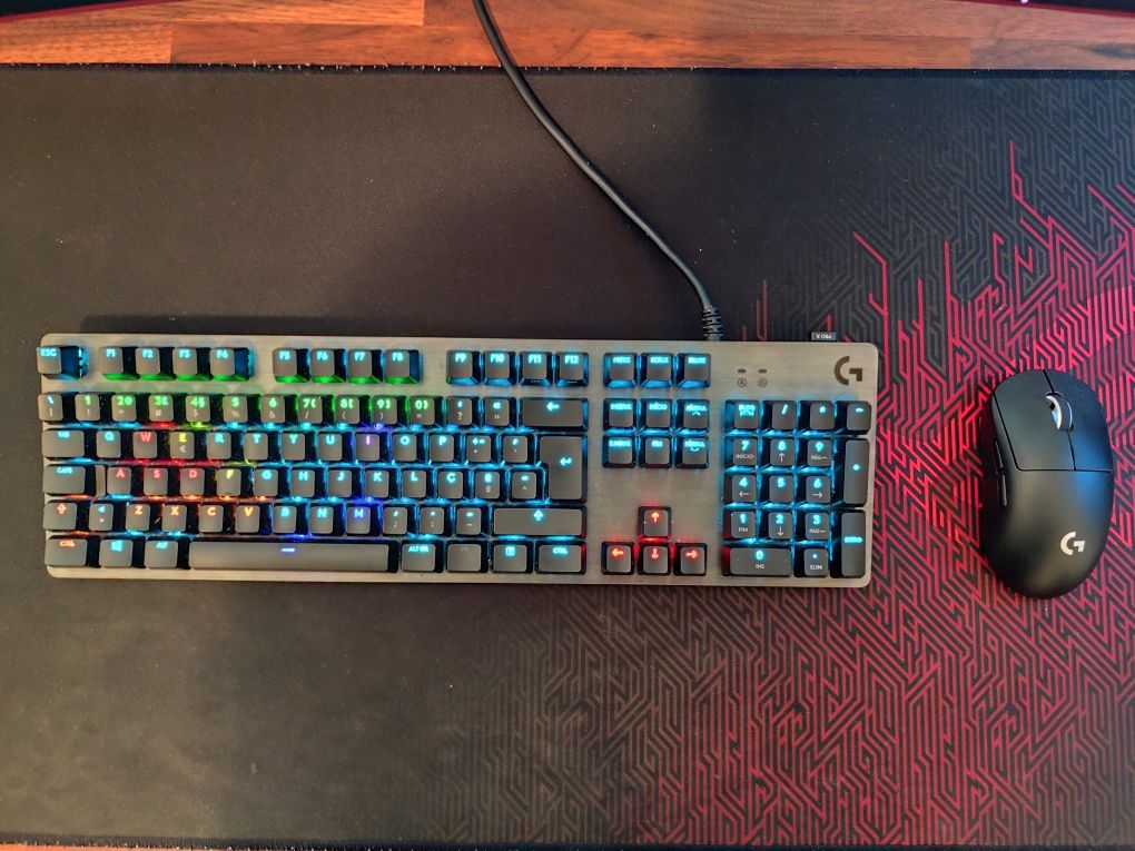 Computador completo pronto para uso.