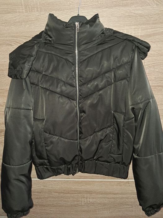 Ciepła czarna kurtka damska Cropp (ma wady)