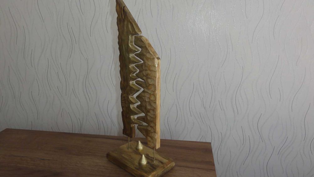 Abstrakcyjna rzeźba symbolizująca dopasowanie dwojga ludzi