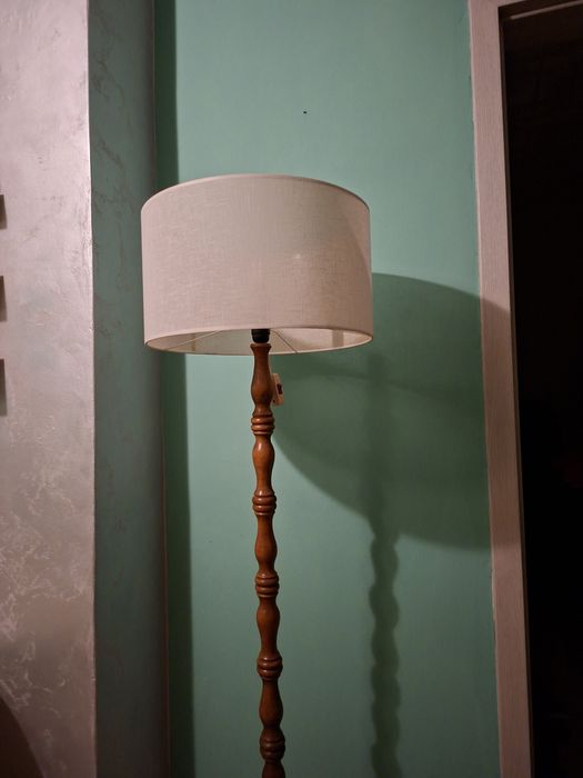 Lampa stojąca drewniana z abażurem