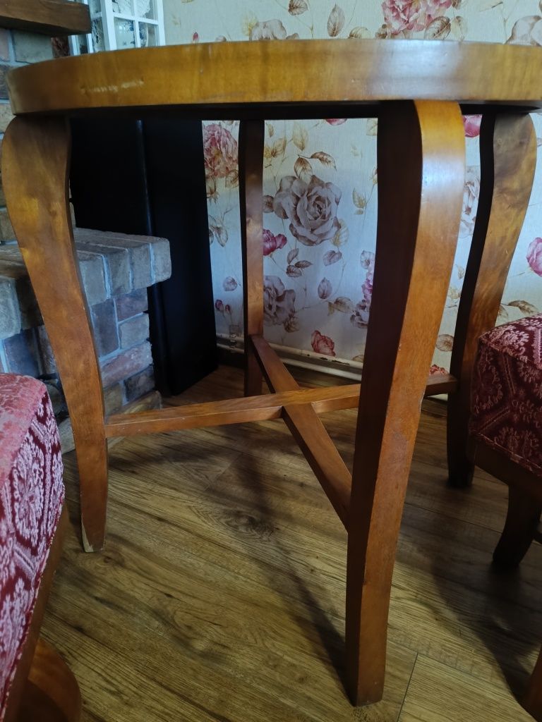 Stół drewniany z dwoma pufami