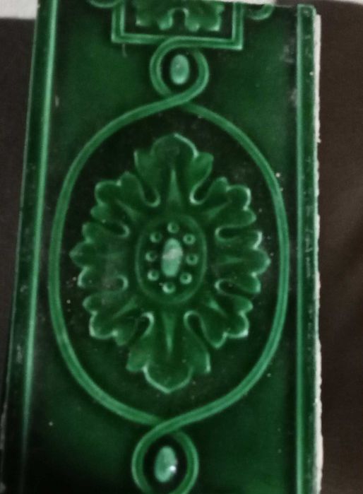 Azulejo(7) Art Nouv manuf Antigo sup inicio secXX. Dim.15,7x7,8 x1,2cm