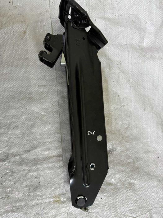 Домкрат  в комплекті Audi Кью кю q5 Q5 2008-2017 8R0011031E