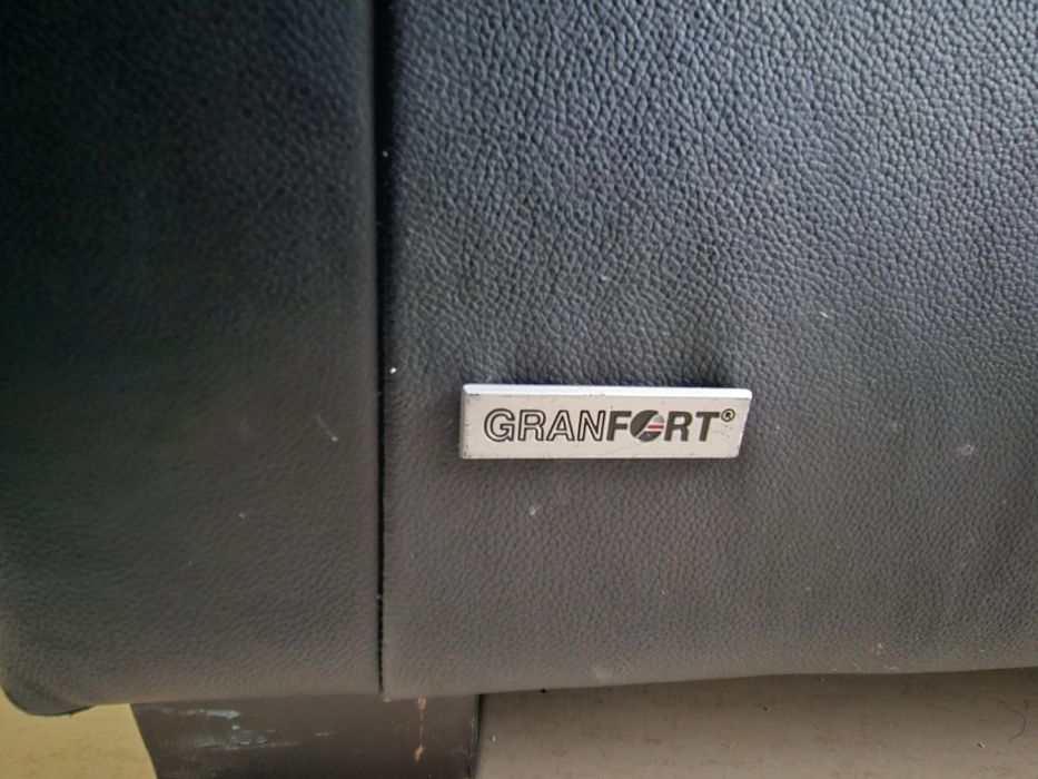 Sofá preto GranFort