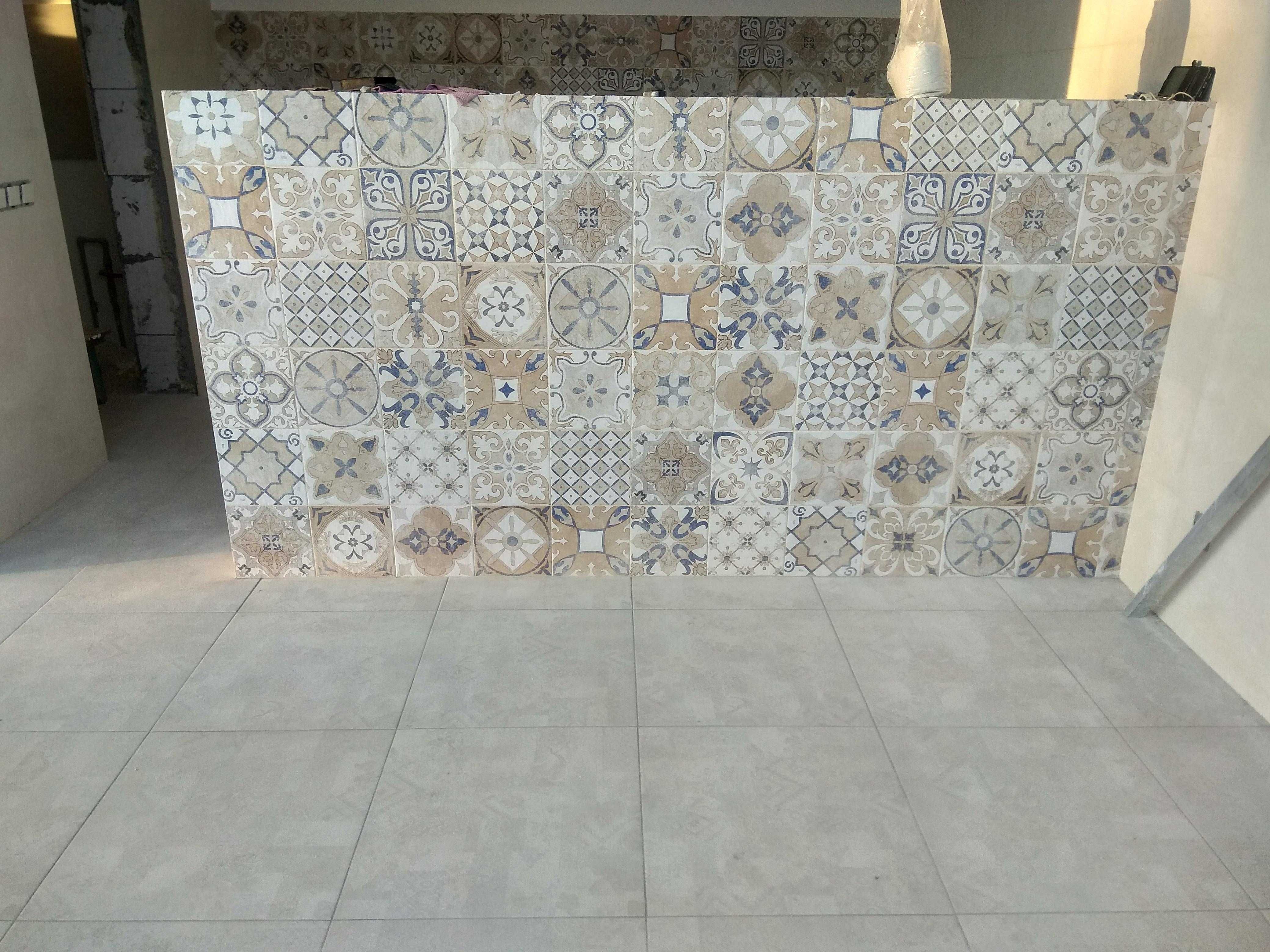 Укладка плитки мозаїки природного каменя штучного каменя