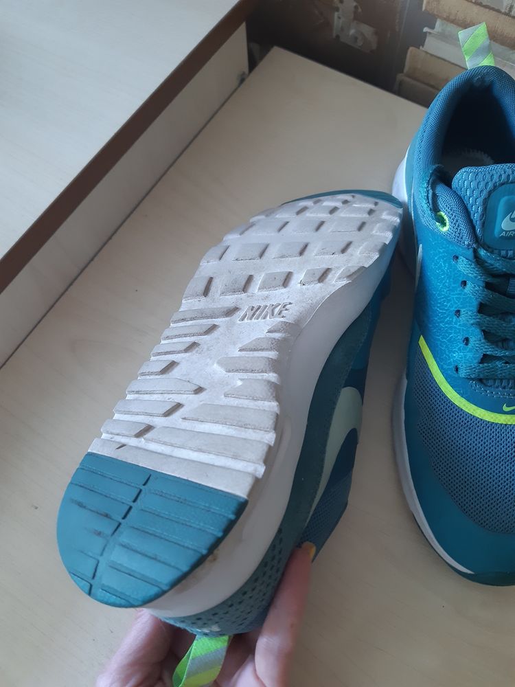 Продам кроссовки Nike 38,5р