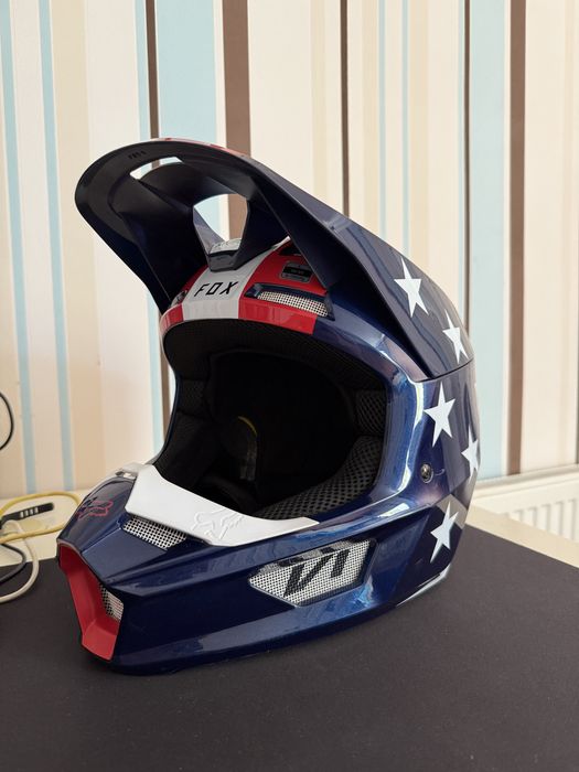 Fox v1 mips motorcycle helmet