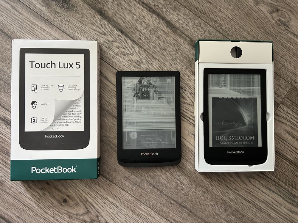 Dwa czytniki e-booków z pękniętym ekranem