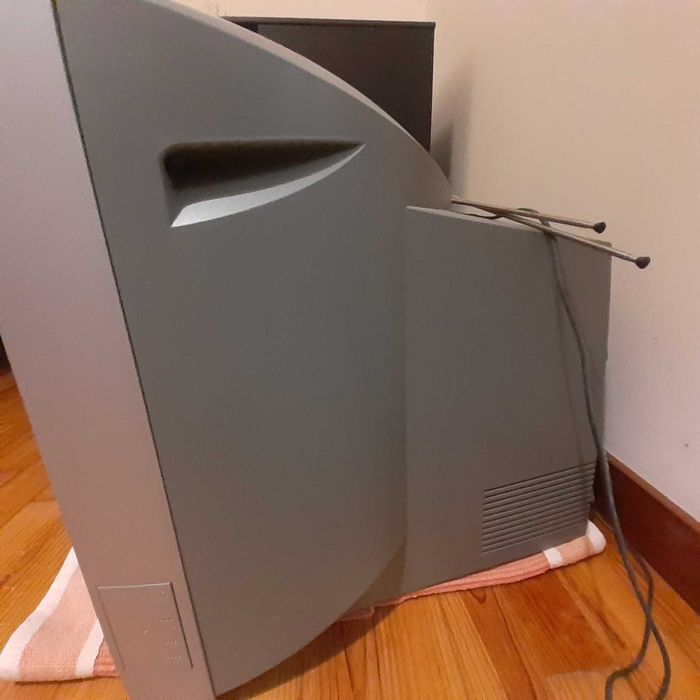 TV vintage. Televisão Philips, antiga e de grandes dimensões