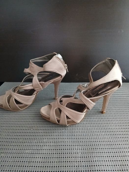 Vários sapatos número 35