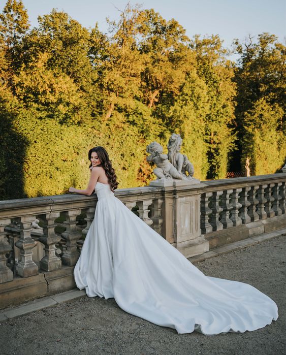 Gładka suknia ślubna Carmen