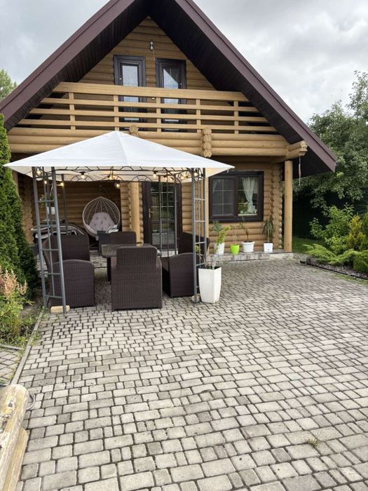 Гарний будинок з каміном!