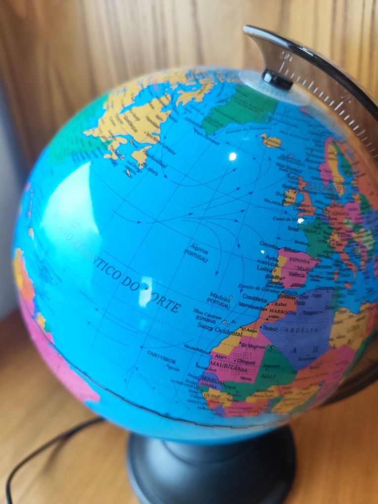 Globo Terrestre com luz em Português