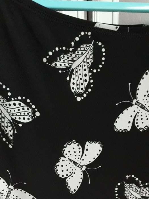 Krótka sukienka z krótkim rękawem czarna motyw motyla wiskoza S/M