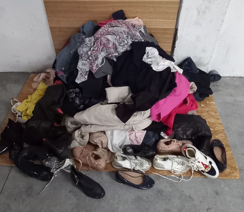 lote de 102 peças de roupa