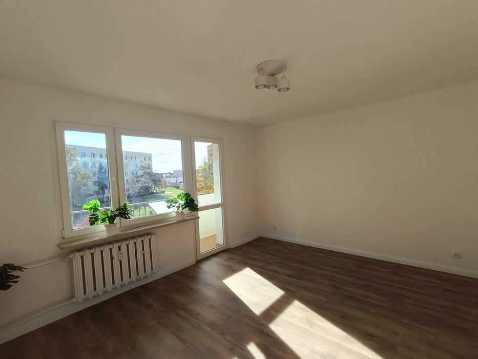 Ładna kawalerka na Os. Stawki z balkonem na drugim piętrze