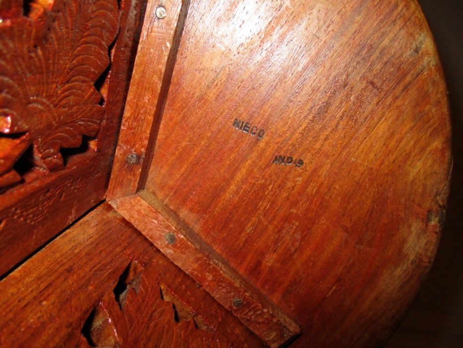 Mesa indiana dobrável em madeira exótica trabalhada com embutidos