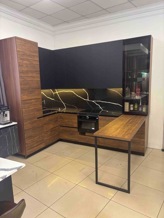 Кухня  хорошего качества. Выставочный образец.