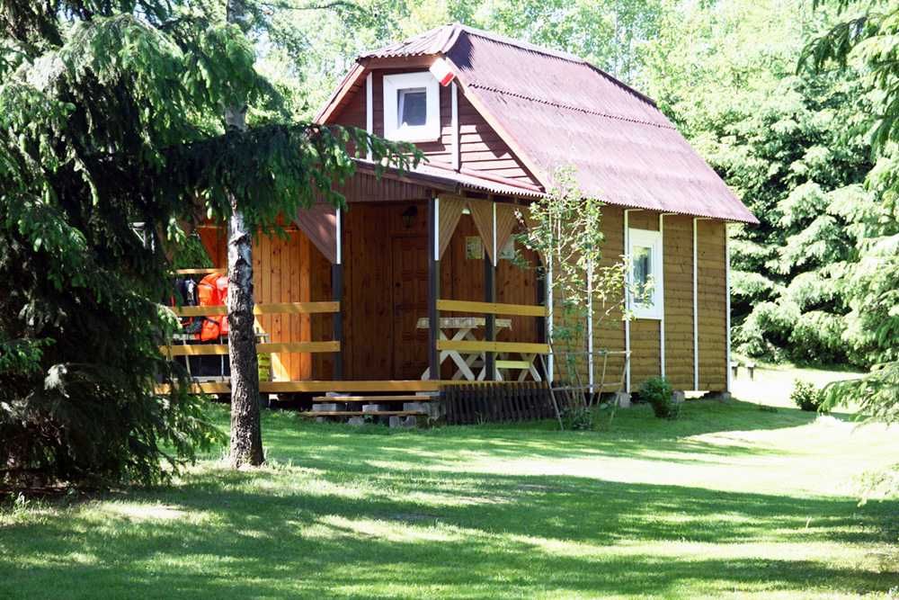 Domki letniskowe nad jeziorem. Mazury