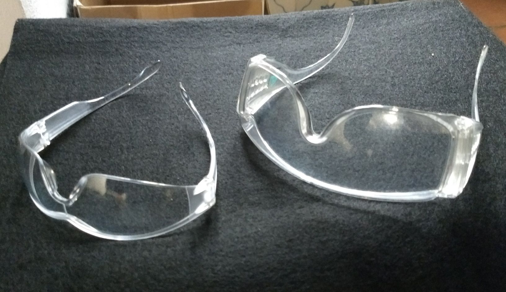 Lote de 2 óculos em acrílico/ plástico protetores