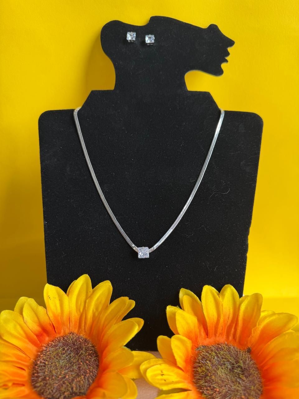 Conjunto quadrado folheado a Ródio branco,  com zirconia,  semijoia