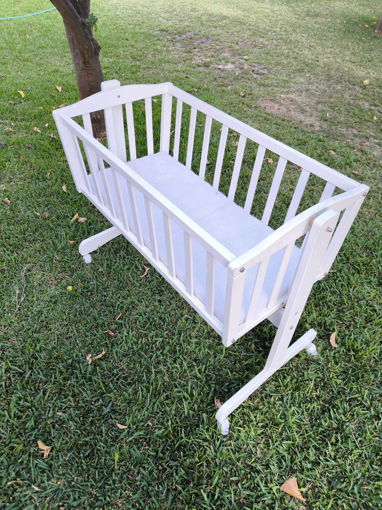 Berço de bebé, branco, com rodas