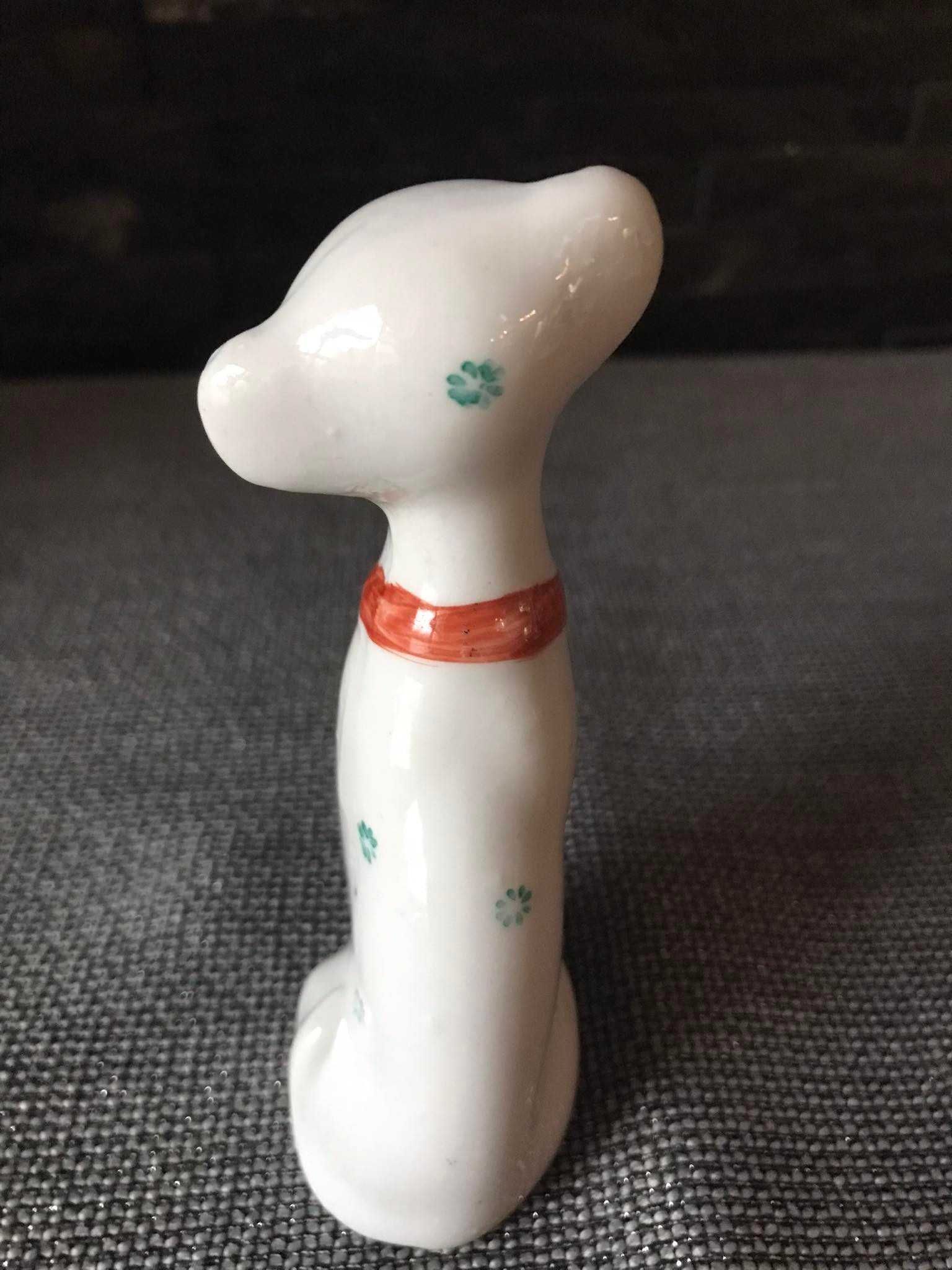 Pies porcelanowa figurka malowana