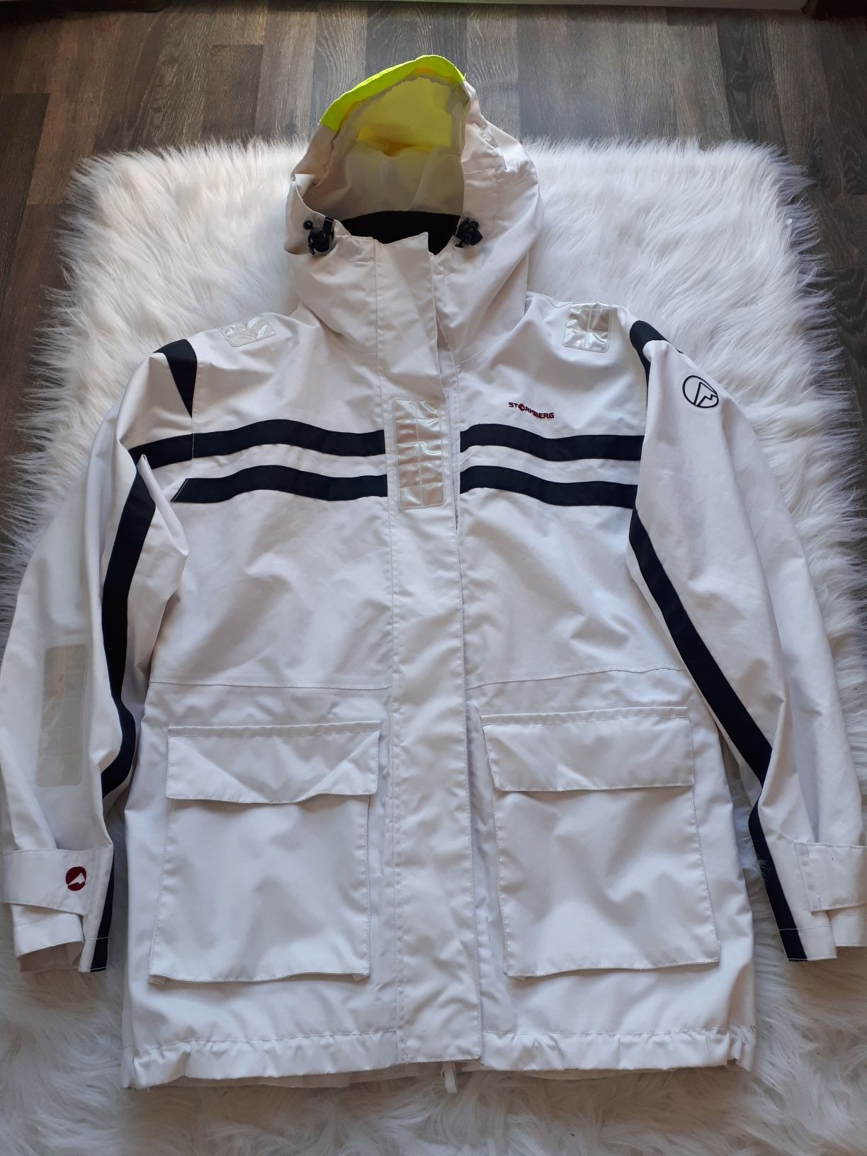 Biała kurtka przeciwdeszczowa firmy Stormberg rozmiar M