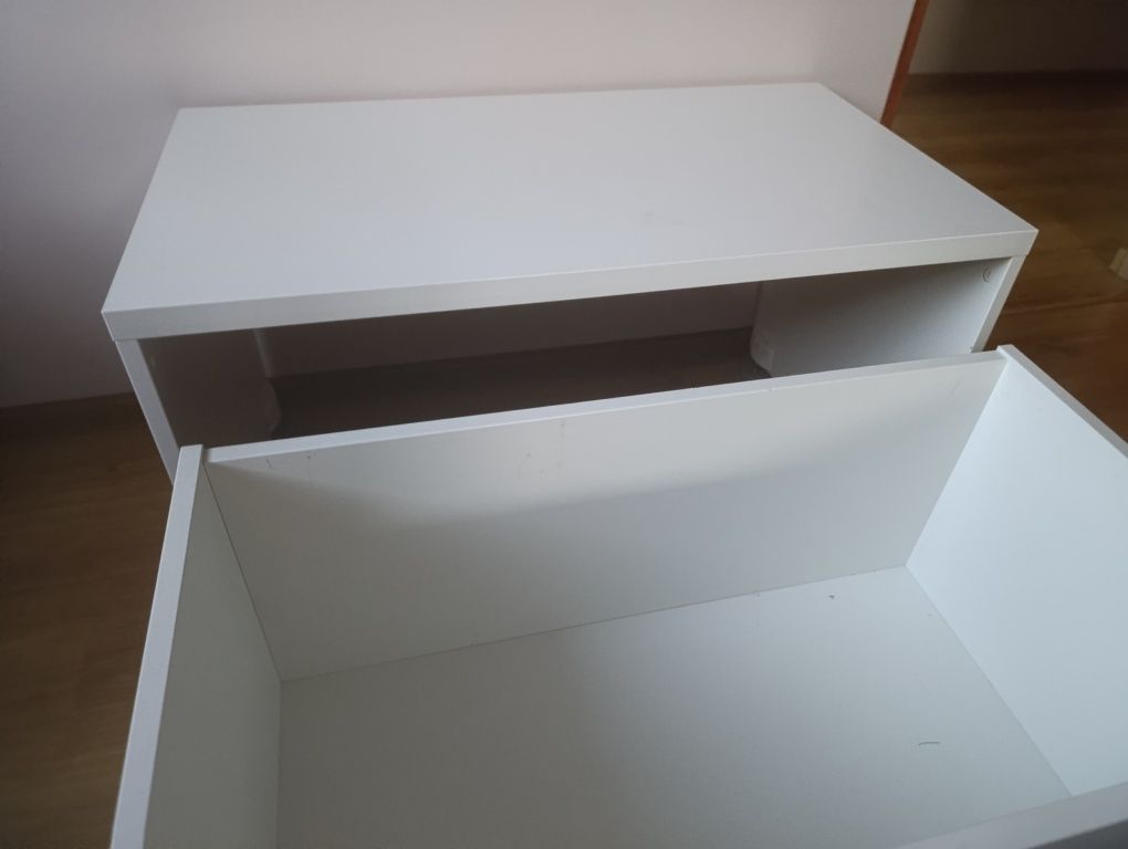 Biała skrzynia wysuwana ze stolikiem ikea