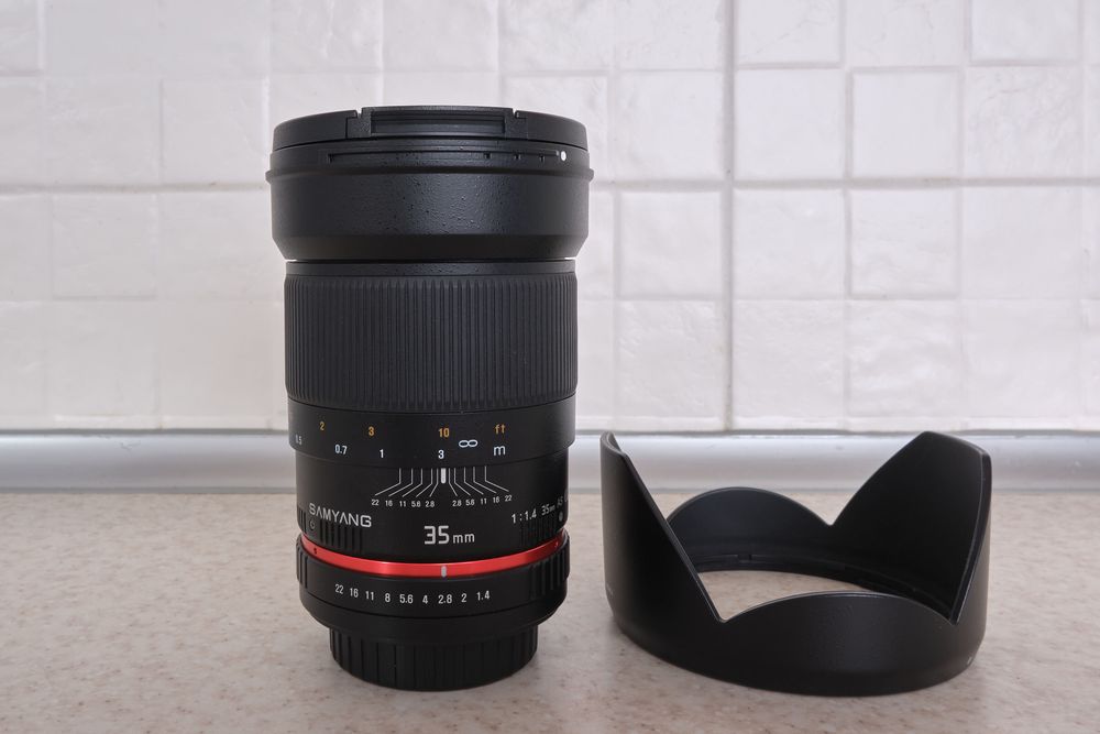Продам об'єктив Samyang 35mm f/1.4 ED для байонету Sony A. Стан нового