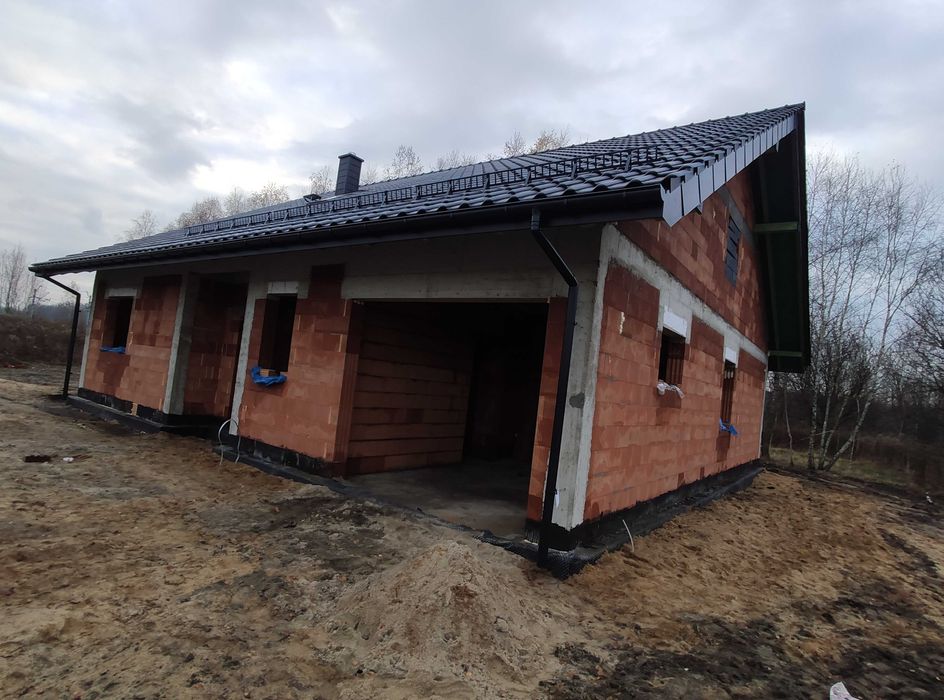 Montaż płotków przeciwśniegowych śniegołapów drabinek zabezpieczeń