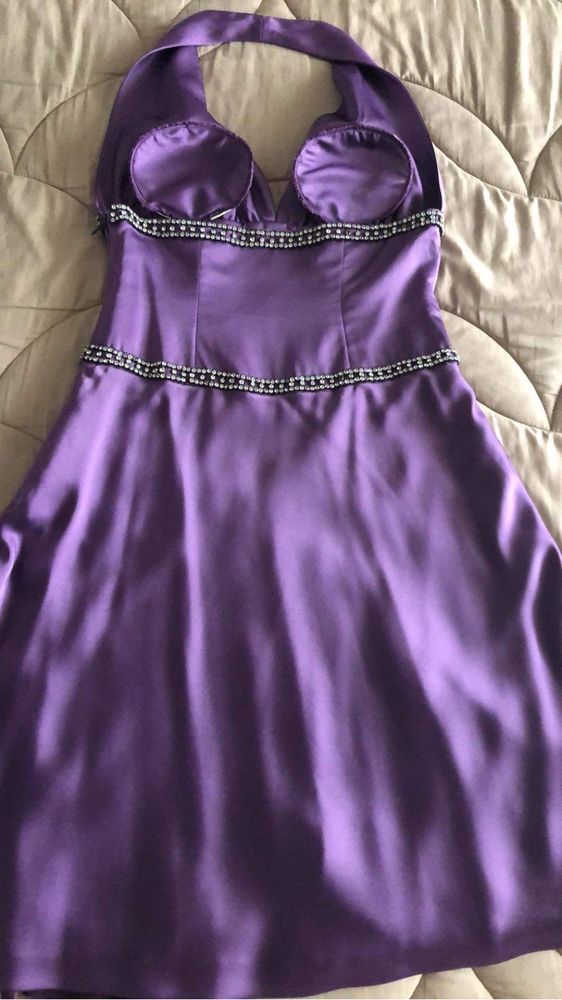 Vestido roxo com aplicação na cinta